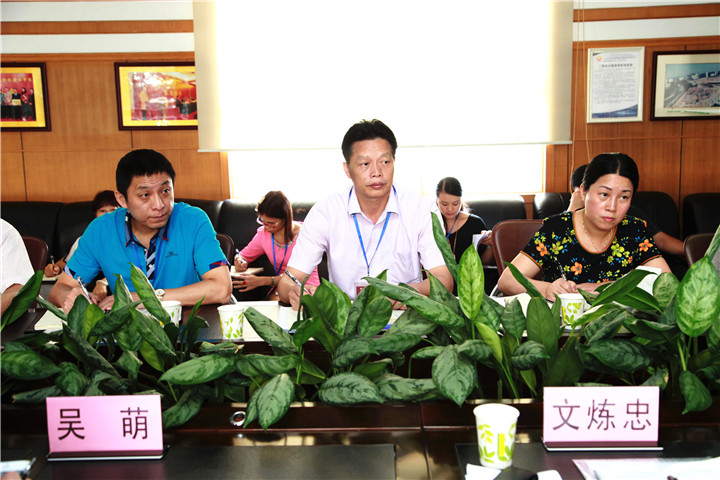 06.圖為學校戴桓標校長(中)、王開利副校長(左)、集團程琳娜主任(右)參加調(diào)研情況反饋會