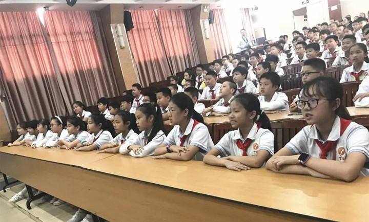 普法教育走進中英文，做新時代合格小公民