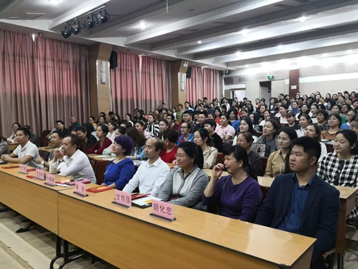 若為人父母是一場人生旅行，美麗風景要靠你引領孩子發現 ——致龍華中英文實驗學校家長學校開學儀式