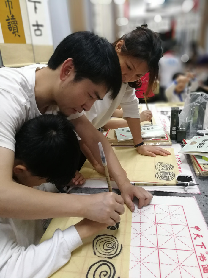 親子同練，家校共建，龍華中英文“家長社團”有聲有色