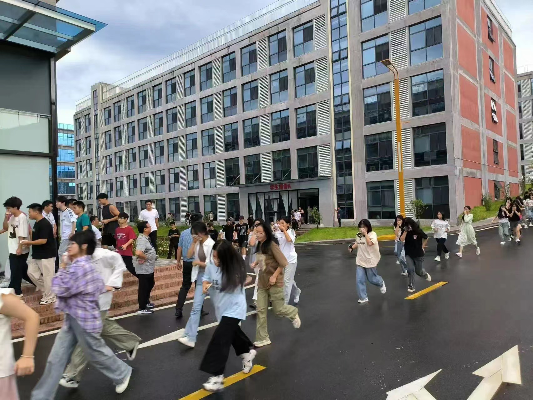 消防應急始于心，安全防范踐于行 || 我校成功舉辦秋季消防逃生演練
